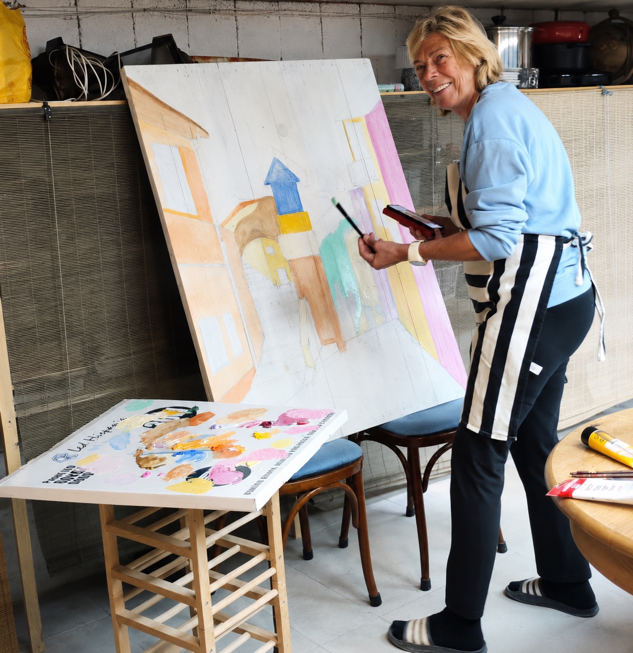 Jeanet aan het werk in haar atelier
